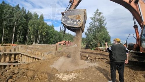 Просеивающий ковш для сепарации